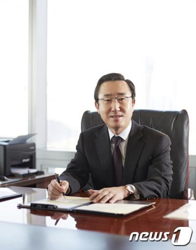 25일 남북 고위급 회담이 마라톤 협상 끝에 타결된 가운데 이 과정에서 자발적으로 전역을 연기한 장병들에 감동을 받아 동성그룹은 이 장병들을 특별채용하기로 했다. 사진은 백정호 동성그룹  회장. /사진=뉴스1(동성그룹 제공)