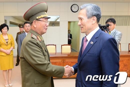 김관진 청와대 국가안보실장(오른쪽)이 황병서 북한 군총정치국장과 회담 타결 이후 악수하고 있다. /사진=뉴스1