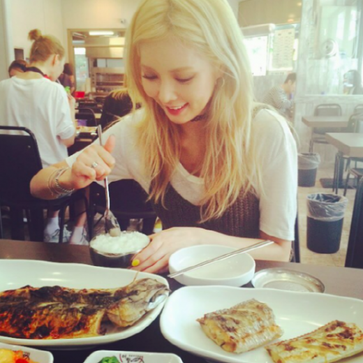 현아, ‘야무지게 먹어야지’…생선구이는 물 말아먹어야 제맛인데