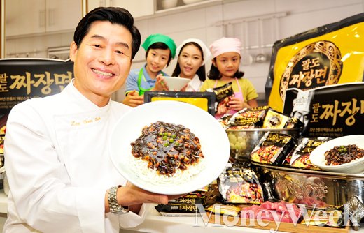 [MW사진] 이연복 셰프가 직접 만든 짜장라면, 그 맛은?