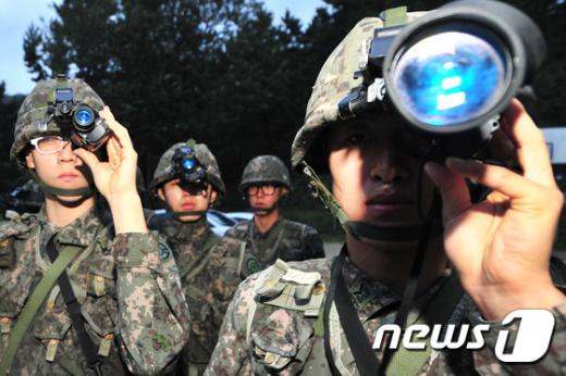 '지뢰폭발 사고' 목함지뢰 도발 후 북한 군의 정세를 파악하고 있는 군인. /사진=뉴스1