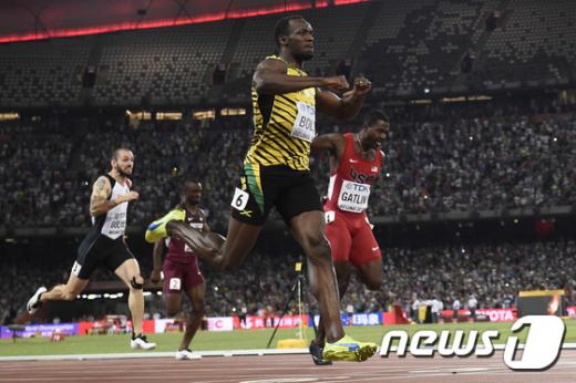 우사인 볼트가 27일(한국시간) 중국 베이징에서 열린 제15회 세계육상선수권대회 남자 200m 결승에서 가장 먼저 결승선을 통과하고 있다. /사진=뉴스1(AFP 제공)
