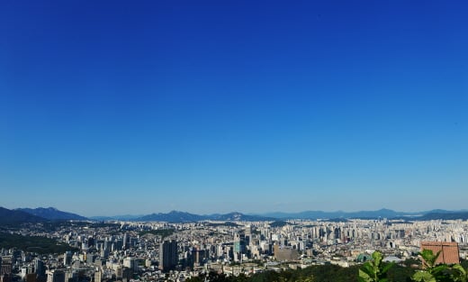 서울 남산에서 바라본 하늘이 구름 한 점 없는 푸른빛을 띠고 있다. /사진제공=뉴스1 변지은 기자