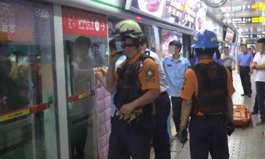 지난 29일 서울 지하철 2호선 강남역 서울대입구역 방향 승강장에서 20대 남성 1명이 스크린도어와 전동차 틈에 끼어 사망하는 사고가 발생했다. /사진=강남소방서 제공