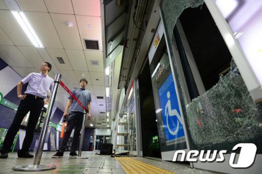 지난 29일 서울 지하철 2호선 강남역 승강장에서 한 남성이 스크린도어와 지하철 사이에 끼어 사망하는 사고가 발생, 서울메트로 관계자들이 스크린도어 보수작업을 벌이고 있다. /사진=뉴스1
