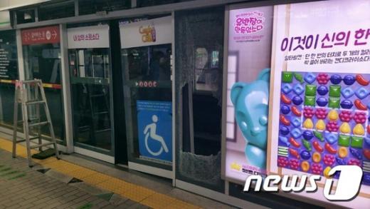 지난 29일 사고가 발생한 지하철 2호설 강남역 스크린도어(안전문). /사진=뉴스1