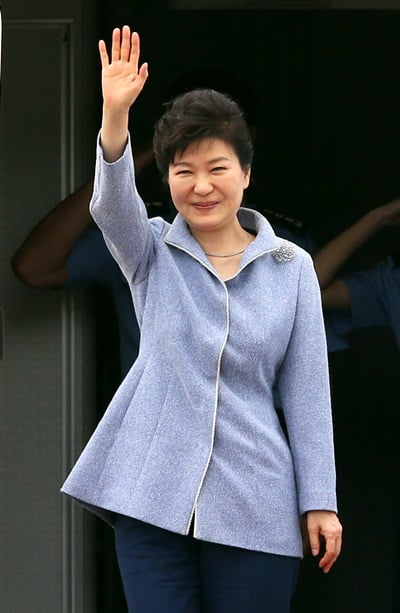 '중국 전승절' 박근혜 대통령이 중국 전승절 기념행사 참석차 2일 오전 경기도 성남 서울공항을 통해 출국하며 손을 흔들어 인사하고 있다. /사진=뉴스1