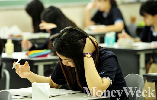 [MW사진] 9월 모의평가, '기억을 더듬어 가며'