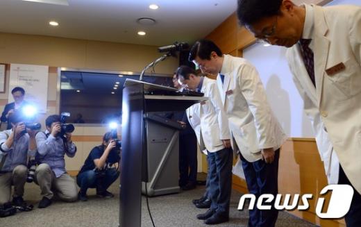 송재훈 삼성서울병원장(오른쪽 두번째)과 의료진이 2일 오전 서울 강남구 일원동 삼성서울병원에서 메르스 후속 대책발표 기자회견을 갖고 고개숙여 인사하고 있다. /사진=뉴스1