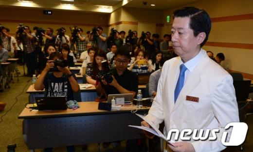 송재훈 삼성서울병원장이 2일 오전 서울 강남구 일원동 삼성서울병원에서 메르스 후속 대책발표 기자회견을 갖기 위해 입장하고 있다. /사진=뉴스1