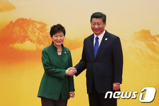 '중국 열병식 박근혜' 지난해 시진핑 국가주석과 만난 박근혜 대통령. /사진=뉴스1(청와대 제공)