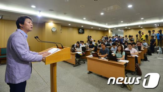 임종석 서울특별시 정무부시장이 2일 오후 서울 중구 서울특별시청 브리핑실에서 열린 박원순 시장 아들 박주신씨에 대한 병역 논란 관련 긴급브리핑에서 서울시의 입장을 밝히고 있다. /사진=뉴스1