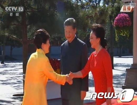 '중국 전승절' 박근혜 대통령(왼쪽)과 시진핑 중국 국가주석(가운데), 펑리위안 중국 퍼스트레이디. 박근혜 대통령과 펑리위안이 악수를 하고 있다. /자료=뉴스1(텐센트 제공)