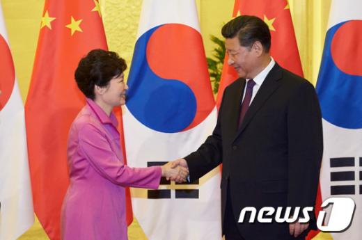 '박근혜 열병식' 박근혜 대통령과 시진핑 중국 국가주석이 2일 중국 베이징 인민대회당에서 한·중 정상회담에 앞서 악수하고 있다. /사진=뉴스1(청와대 제공)