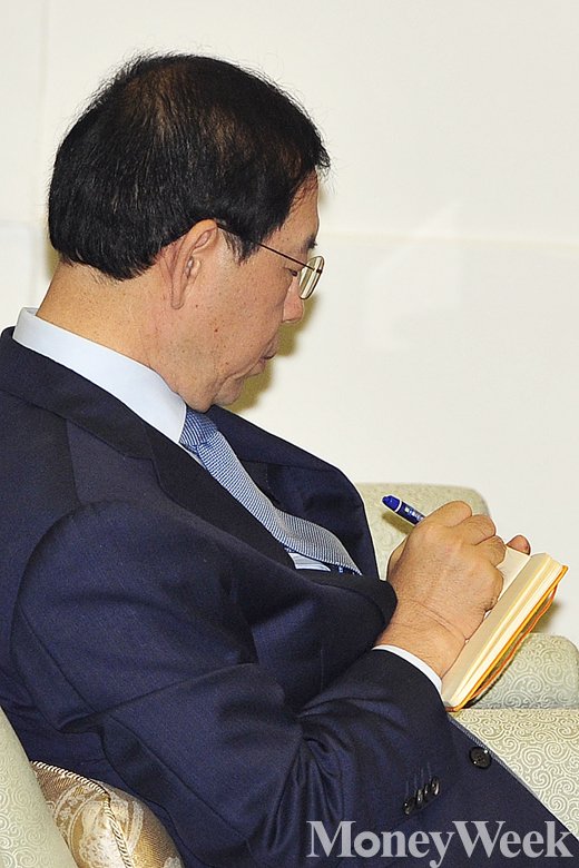 [MW사진] 서울시정관련 필기하는 박원순시장