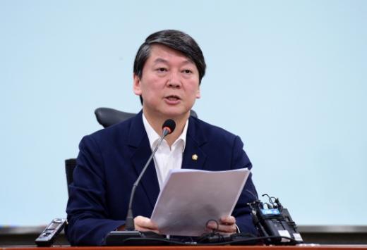 새정치민주연합 안철수 전 대표가 6일 오전 서울 여의도 국회 의원회관에서 열린 당 혁신 관련 기자간담회에서 입장을 밝히고 있다/사진=뉴스1 박지혜 기자 