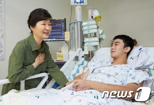 '대통령 금일봉' 박근혜 대통령이 하재헌 육군 하사를 만나 격려하고 있다. /사진=뉴스1(청와대 제공)