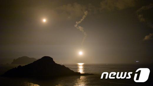 해양경찰과 해군이 지난 6일 제주 추자도 연안에서 조명탄을 쏘아 올리며 돌고래호 실종자 야간수색 작업을 하고 있다. /사진=뉴스1