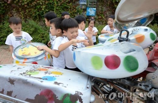 지난해 9월12일 오후 서울 선유도에서 열린 '제6회 자원순환의 날' 행사를 찾은 어린이들이 폐기물로 만든 드럼으로 즐거운 시간을 보내고 있다. /사진=머니투데이DB