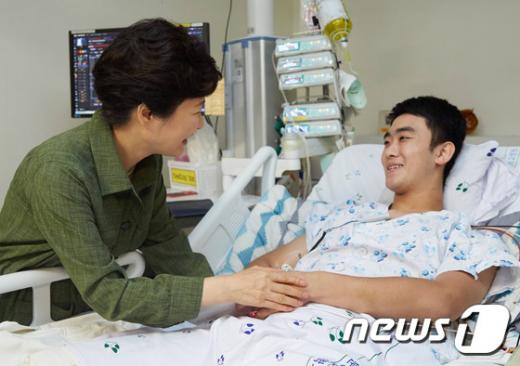 박근혜 대통령이 지난 6일 경기 성남시 분당서울대학교병원에서 지난 8월4일 DMZ지뢰폭발로 인해 부상을 당한 육군 하재헌 하사를 격려하고 있다. /사진=뉴스1(청와대 제공)