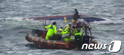 '추자도 낚시배사고' '돌고래호' 지난 6일 해경이 사고선박을 수색하고 있다. /사진=뉴스1