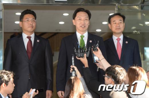 '남북 적십자 실무회담' 남측 수석대표인 이덕행 실행위원(가운데)이 7일 오전 회담에 앞서 기자들의 질문에 답하고 있다. /사진=뉴스1