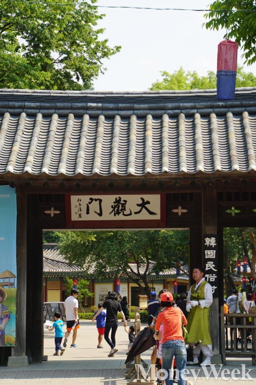 한국민속촌, 한가위 맞아 한복 착용 관람객 최대 50% 할인