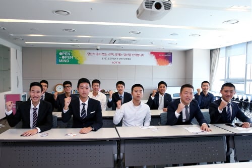 롯데그룹은 지난 8월 남북 대치상황에서 국가와 동료를 위해 전역 연기 의사를 밝혔던 장병 12명을 대상으로 9일 오후 양평동 롯데제과 사옥에서 롯데 전역연기 장병 특별 채용 면접을 진행했다.
