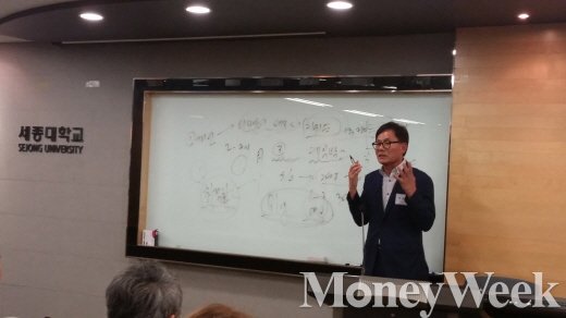 ▲ 소비자 소통창구로 '바이럴마케팅'의 중요성을 소개하고 있는 장준표 대표 (사진=강동완 기자) @머니위크MNB, 유통 · 프랜차이즈 & 창업의 모든 것