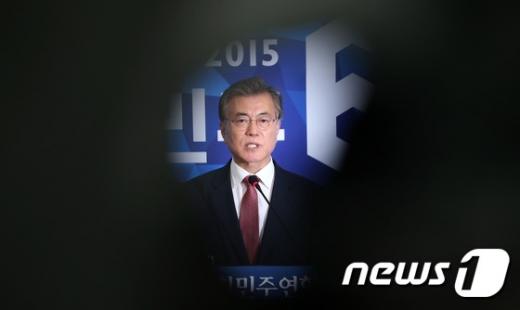 새정치민주연합 문재인 대표가 지난 9일 서울 여의도 국회에서 열린 긴급 기자회견에서 당 혁신안 및 자신의 거취와 관련한 입장을 밝히고 있다. /자료사진=뉴스1