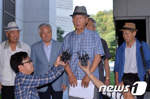'허원근 일병사건' 부친 허영춘씨(76)가 10일 기자회견을 열고 억울함을 호소하고 있다. /사진=뉴스1