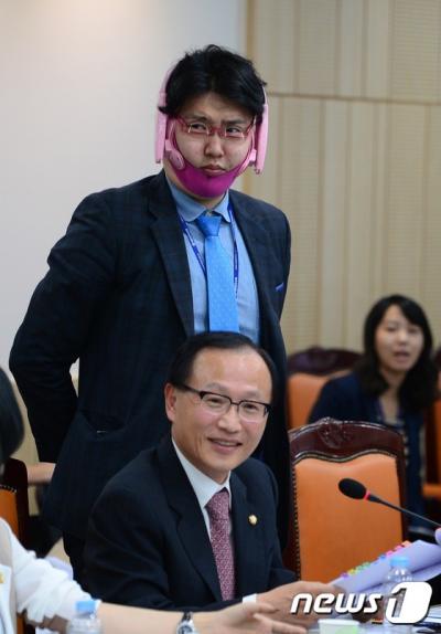 10일 정부세종청사 보건복지부 대회의실에서 열린 국회 보건복지위원회의 보건복지부에 대한 국정감사에서 김제식 새누리당 의원의 보좌관이 각종 셀프성형기구를 착용한 채 의원의 질의를 돕고 있다. 김 의원은 보좌관이 착용한 셀프성형기구를 관리하는 정부 주체가 없다고 지적했다. /사진=뉴스1