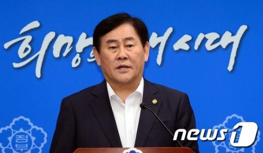 최경환 경제부총리 겸 기획재정부 장관이 11일 정부세종청사 기재부 브리핑실에서 노동개혁 향후 추진방향을 발표하고 있다. /사진=뉴스1