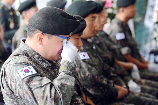 '김원정 상사' 15일 오전 경북 경산 하양읍 국군대구병원에서 엄수된 고 김원정 상사의 영결식에서  한 동료 병사가 눈물을 훔치고 있다. /사진=뉴스1