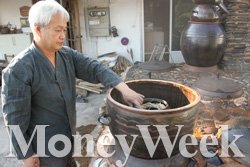 막걸리를 만드는 송명섭씨. /사진=최윤신 기자
