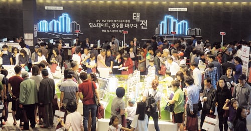 '힐스테이트태전' 견본주택을 찾은 방문객들이 내부를 둘러보고 있다. /사진제공=현대건설