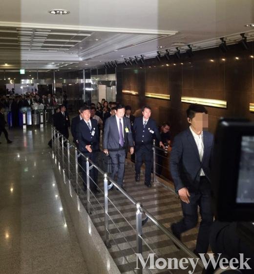신동빈 회장, '재벌 총수 최초' 국정감사 증인 출석