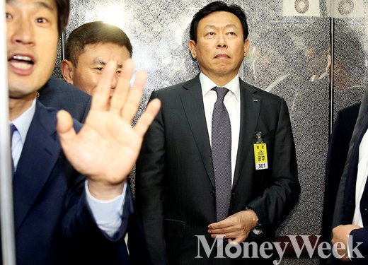 [MW사진] 신동빈 국감 출석, 시선 피하는 신 회장