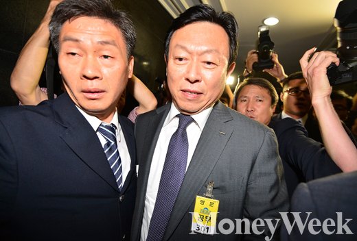 [MW사진] 신동빈 국감 출석, 취재진 몰이