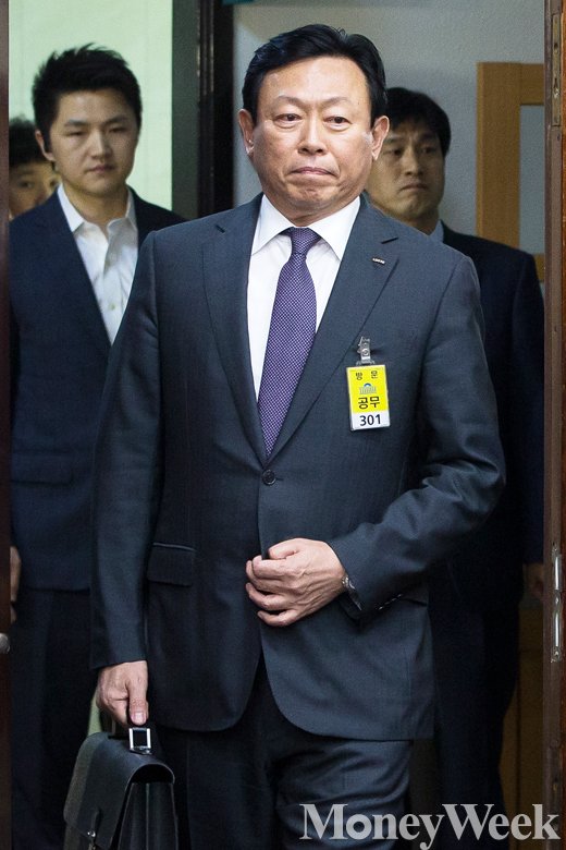[MW사진] 신동빈 국감 출석, '수심 가득'