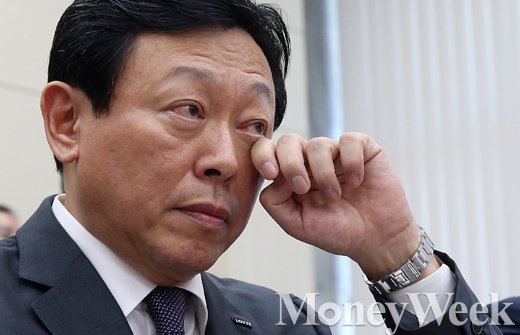 [MW사진] 신동빈 국감 출석, 의원들 입에 집중