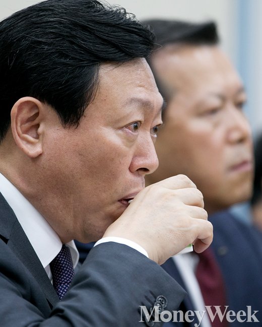 [MW사진] 눈치보며 물마시는 신동빈 회장