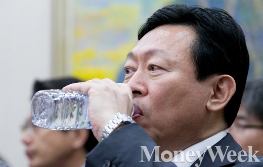 [MW사진] 국감 신동빈, '의원들의 질타에 물만 벌컥벌컥'