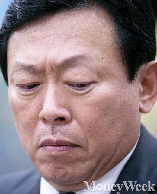 [MW사진] 국감 출석 신동빈, '이게 아닌데...'