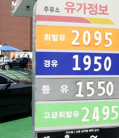 지난 8월12일 서울 강남구 한 주유소의 가격표시. /자료사진=뉴시스 추상철 기자