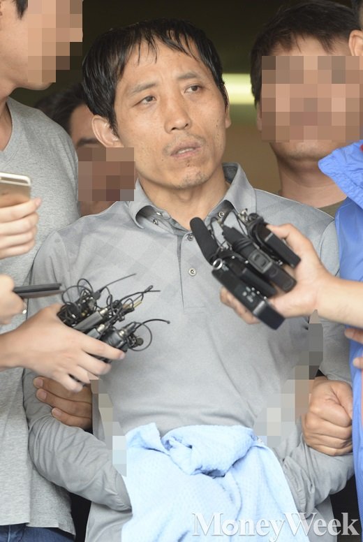 '트렁크 살인 사건'의 피의자인 김일곤이 영장실질심사를 받기 위해 19일 오후 서울 성동경찰에서 차량으로 이동하며 취재진의 질문에 답하고 있다. /사진=뉴시스 최진석 기자