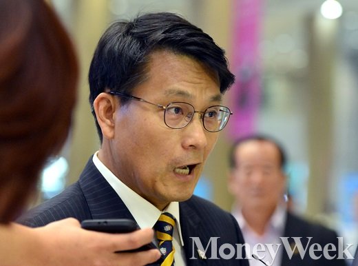 '윤상현, 김무성' 윤상현 새누리당 의원 겸 대통령 정무특보가 18일 오후 인천국제공항을 통해 귀국, 취재진을 만나 오픈프라이머리 등에 대해 답변하고 있다. /사진=뉴시스 김동민 기자