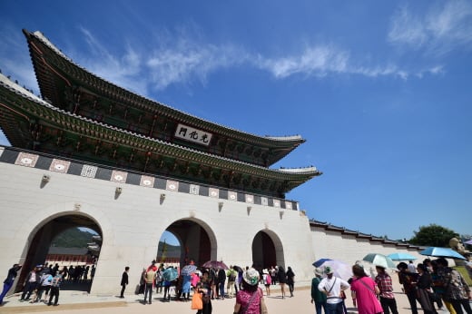 서울 광화문을 찾은 시민들이 가을 날씨를 만끽하고 있다. /사진제공=서울 뉴스1 고성준 기자