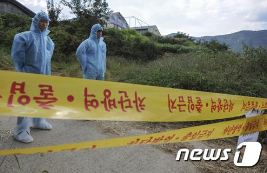 '담양 AI' 지난 18일 전남 나주·강진에서 발생한 AI가 확진 판명됨에 따라 방역요원들이 조류인플루엔자(AI) 차단을 위해 외부인들의 출입을 통제하고 있다. /사진=뉴스1