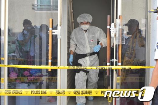 '외도 어린이집 일가족' 21일 오전 7시58분쯤 제주시 외도1동 모 어린이집에서 어린이집 원장 일가족 4명이 숨진 채 발견된 가운데 경찰이 사건 현장에 대한 현장 감식을 벌이고 있다. /사진=뉴스1